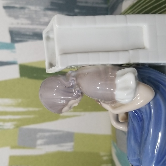 Copenhagen Porcelain The Little Match Girl B&G Bing and Grondahl Figurine Signed - Picture 6 of 13